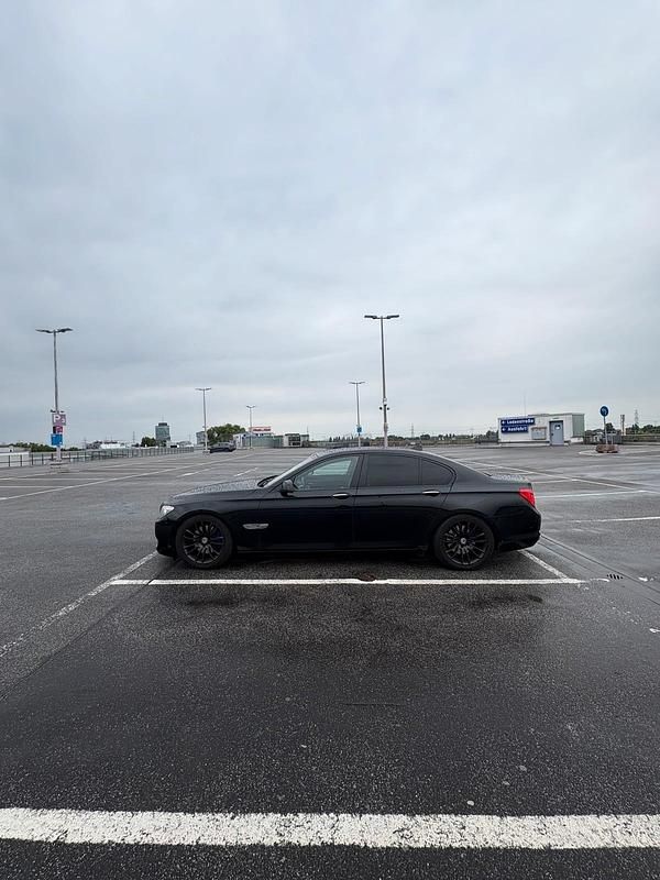 Gebraucht BMW 740 306 PS (225 kW) 2010 Schwarz Limousine
