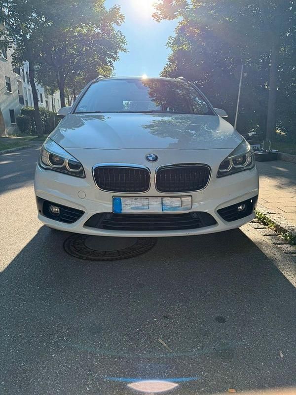 Weiß Gebraucht 2016 BMW 218 Gran Tourer Sport Line Van / Kleinbus | 9.900 € (Superpreis) - Bild 1/4