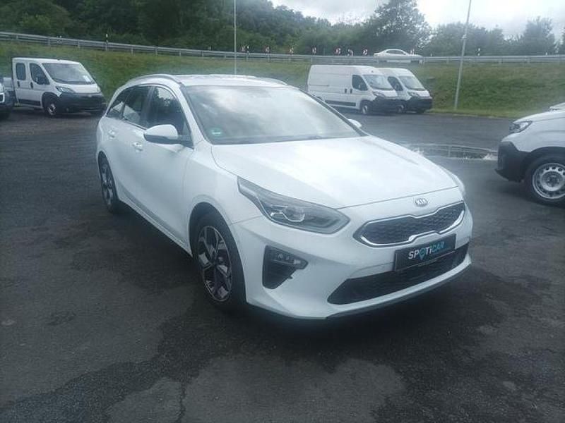Gebraucht Kia Ceed Spirit 140 PS (102 kW) 2021 Cararraweiss Kleinwagen