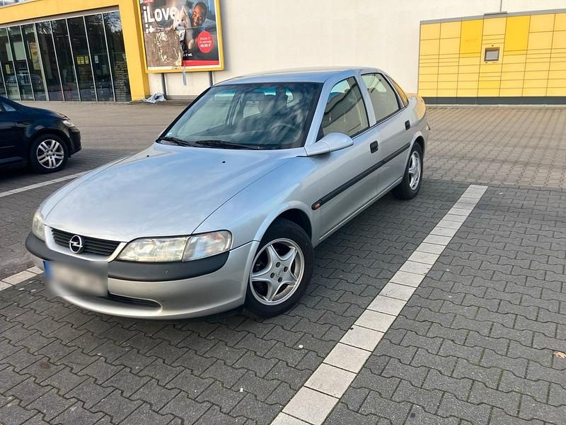 Gebraucht Opel Vectra 101 PS (74 kW) 1997 Silber Limousine
