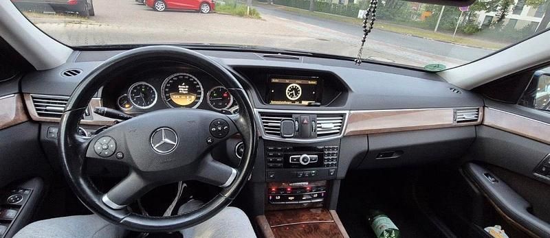 Gebraucht Mercedes E220 177 PS (130 kW) 2011 Blau Kombi