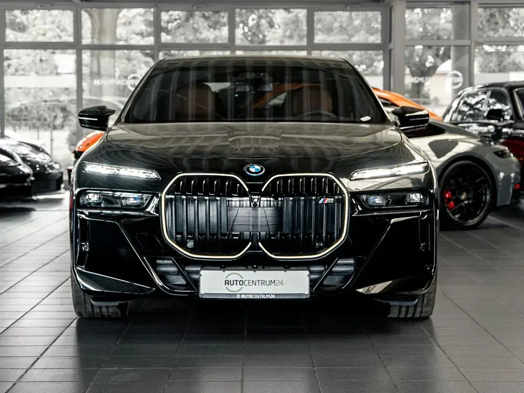 Gebraucht BMW M760e Performance 381 PS (280 kW) 2025 Schwarz Limousine
