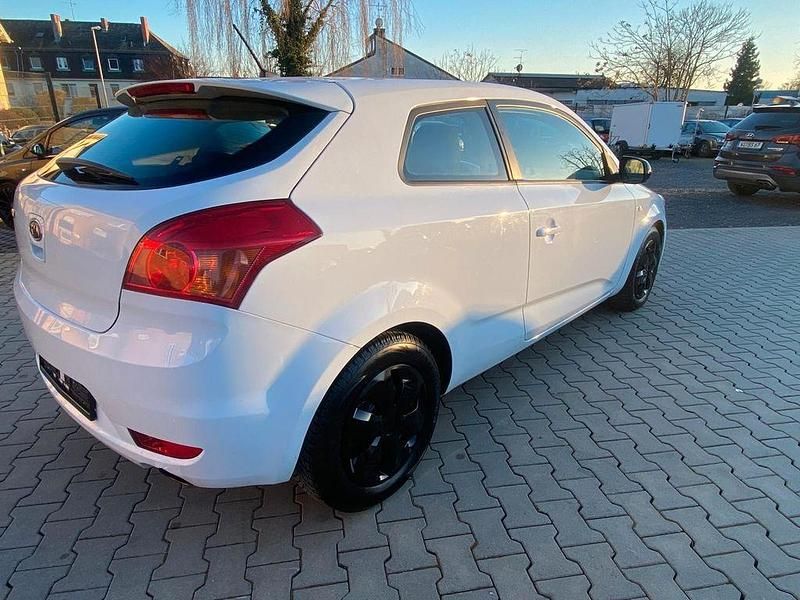 Gebraucht Kia Ceed 105 PS (77 kW) 2012 Weiß Kleinwagen