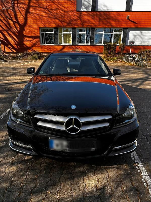 Gebraucht Mercedes C180 156 PS (114 kW) 2011 Schwarz Coupé