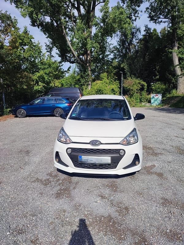 Weiß Gebraucht 2018 Hyundai i10 Kleinwagen | 8.450 € (Fairer Preis) - Bild 1/4