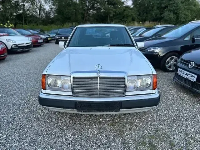 Gebraucht Mercedes 200 75 PS (55 kW) 1990 Weiß Limousine
