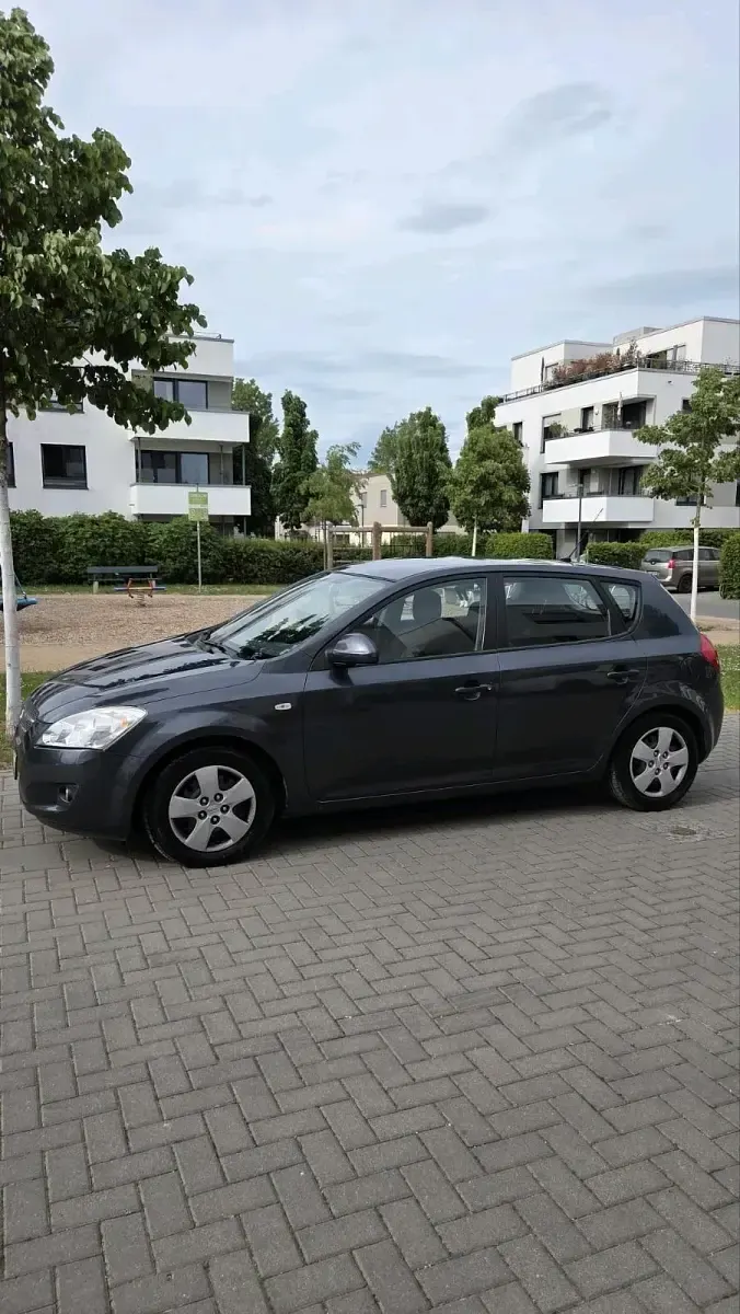 Gebraucht Kia Ceed 82 PS (60 kW) 2009 Grau Kleinwagen
