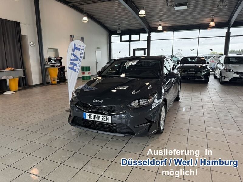 Grau Neu 2025 Kia Ceed Limousine | 22.890 € (Superpreis) - Bild 1/3