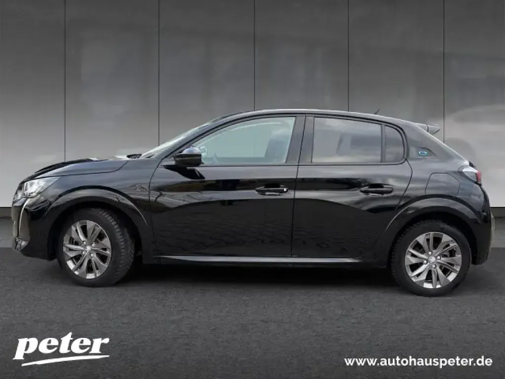 Gebraucht Peugeot e-208 Allure 100 kW (136 PS) 2023 Perla nera schwarz (metallic) Kleinwagen