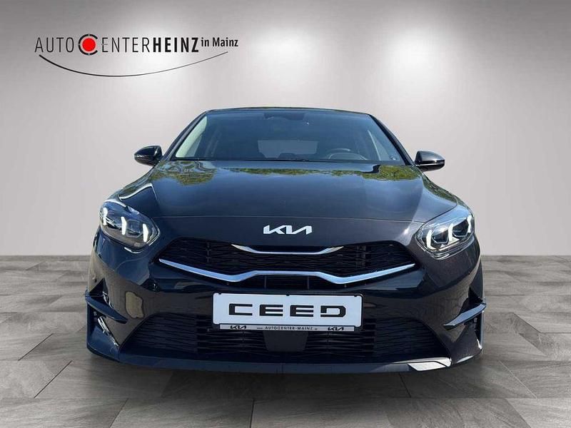 Neu Kia Ceed Style 140 PS (102 kW) 2025 Grau Kleinwagen