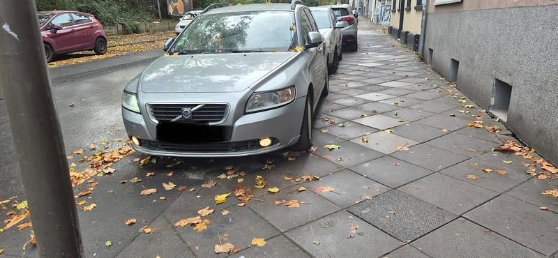 Grau Gebraucht 2009 Volvo V50 Kombi | 2.000 € (Fairer Preis) - Bild 1/4