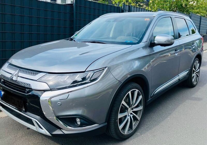 Grau Gebraucht 2020 Mitsubishi Outlander Diamant Edition SUV | 20.800 € (Fairer Preis) - Bild 1/4