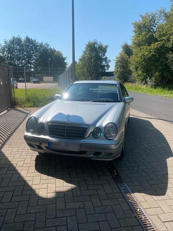 Silber Gebraucht 1999 Mercedes E200 Limousine | 3.000 € (Fairer Preis) - Bild 1/4