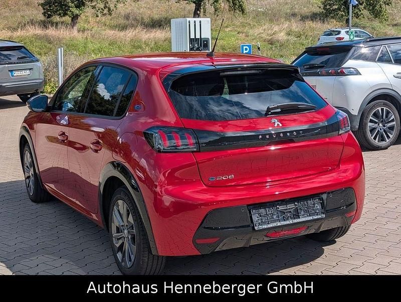Gebraucht Peugeot e-208 Allure 100 kW (136 PS) 2023 Elixir rot metallic Kleinwagen