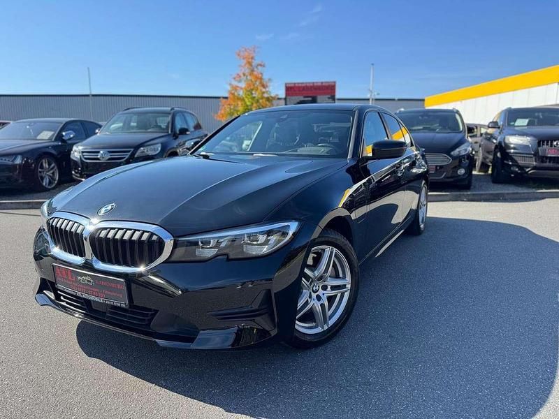 Schwarz ii/bonnet fluid black Gebraucht 2020 BMW 330e Advantage Limousine | 29.450 € (Fairer Preis) - Bild 1/4