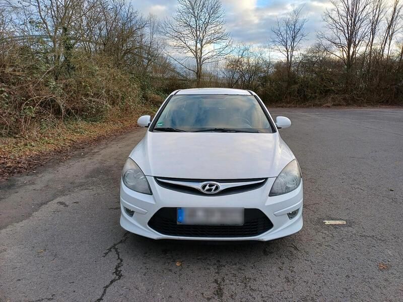 Weiß Gebraucht 2011 Hyundai i30 Kombi | 5.000 € (Teuer) - Bild 1/4