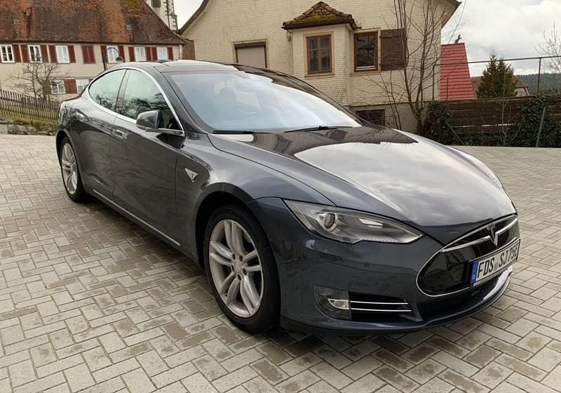Grau Gebraucht 2014 Tesla Model S Limousine | 18.700 € (Fairer Preis) - Bild 1/3