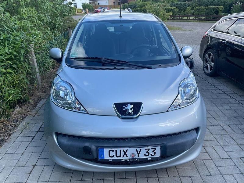 Silber Gebraucht 2005 Peugeot 107 Filou Kleinwagen | 2.199 € (Fairer Preis) - Bild 1/4