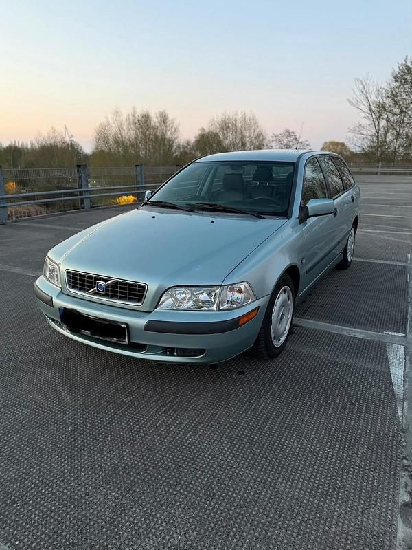 Second-hand Volvo V40 115 CP (84 kW) 2003 Albastru Break