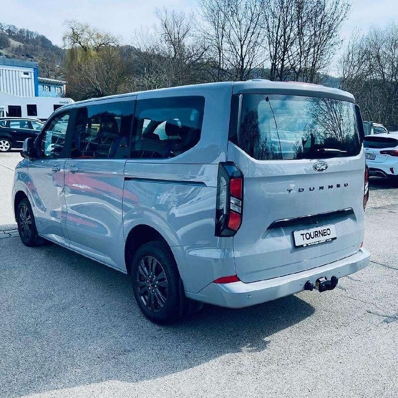 Gebraucht Ford Tourneo Titanium 150 PS (110 kW) 2024 Fancygrau Van / Kleinbus
