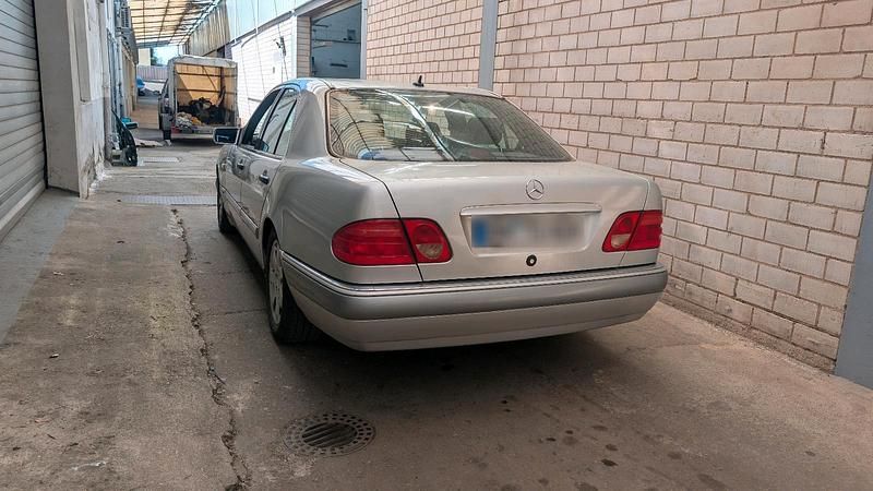 Second-hand Mercedes E320 220 CP (161 kW) 1996 Argintiu Berlinǎ