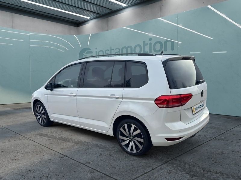 Gebraucht VW Touran Highline 150 PS (110 kW) 2024 Weiß Van / Kleinbus