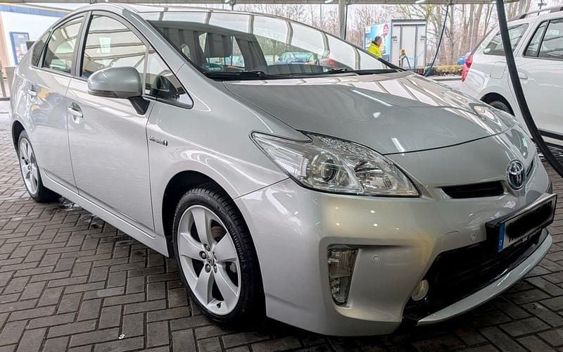 Silber Gebraucht 2015 Toyota Prius Limousine | 11.900 € (Superpreis) - Bild 1/4