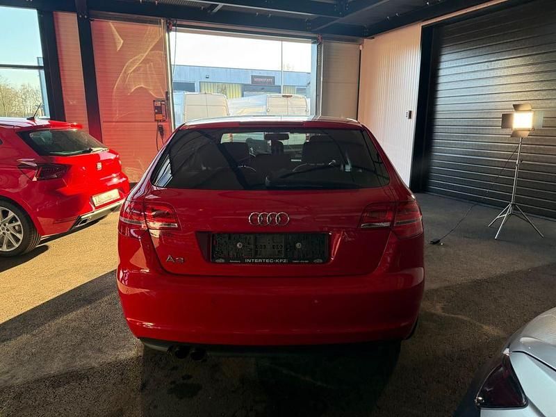 Gebraucht Audi A3 Attraction 125 PS (91 kW) 2011 Rot Kleinwagen