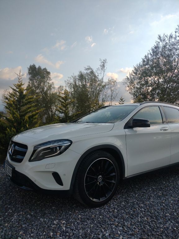 Weiß Gebraucht 2014 Mercedes GLA200 Urban SUV | 17.300 € (Teuer) - Bild 1/4