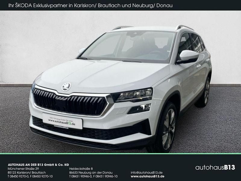 Moonweiss metallic (weiß) Gebraucht 2024 Skoda Karoq Selection SUV | 28.890 € (Superpreis) - Bild 1/4