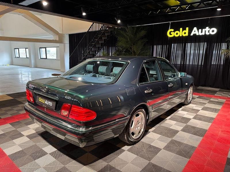 Gebraucht Mercedes E220 Avantgarde 125 PS (91 kW) 1998 Grün Limousine