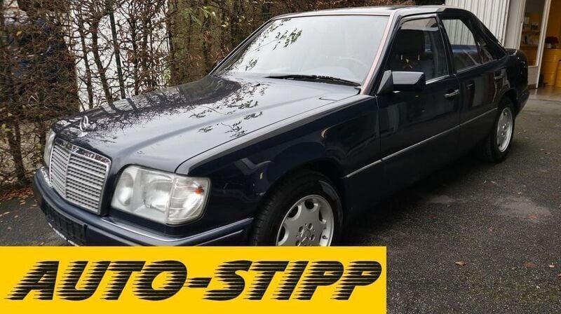 Dunkelblau Gebraucht 1993 Mercedes E220 Classic Limousine | 9.950 € - Bild 1/4
