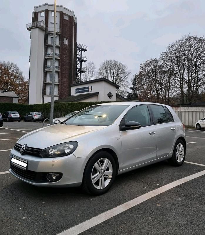 Silber Gebraucht 2013 VW Golf VI Match Limousine | 5.900 € (Fairer Preis) - Bild 1/4