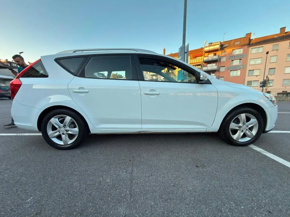 Gebraucht Kia Ceed 125 PS (91 kW) 2011 Weiß Kleinwagen