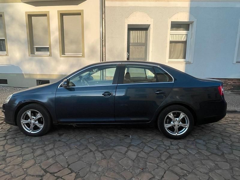 Gebraucht VW Jetta 105 PS (77 kW) 2006 Blau Limousine