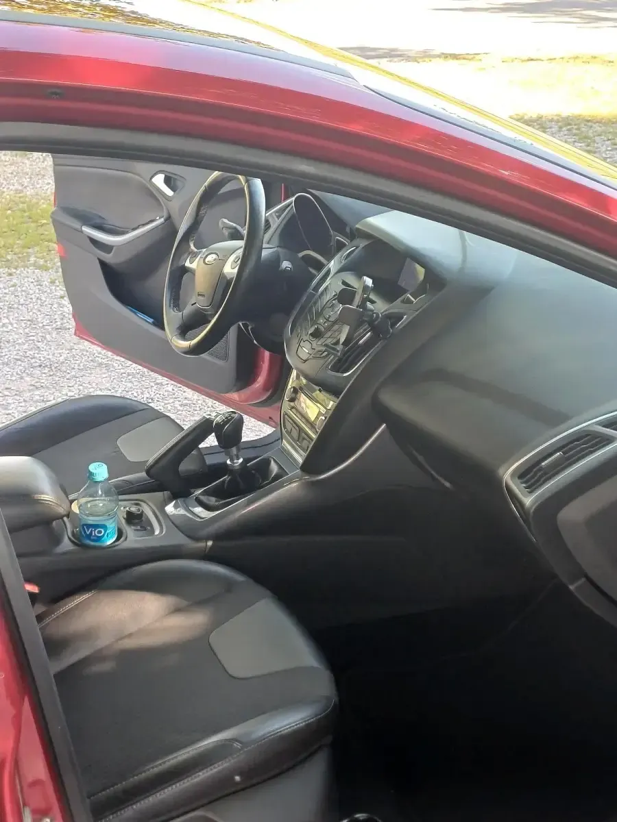 Używany Ford Focus Titanium 140 KM (102 kW) 2013 Czerwony Kombi