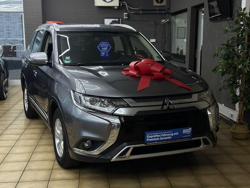 Grau Gebraucht 2019 Mitsubishi Outlander Diamant Edition SUV | 11.490 € (Superpreis) - Bild 1/4