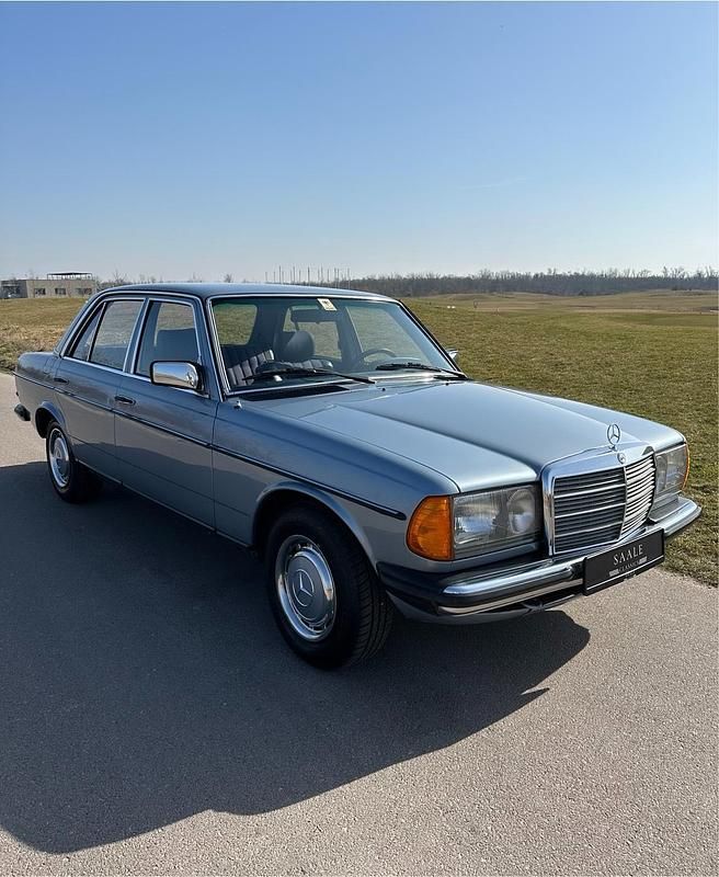 Gebraucht Mercedes 200 109 PS (80 kW) 1982 Silber Limousine