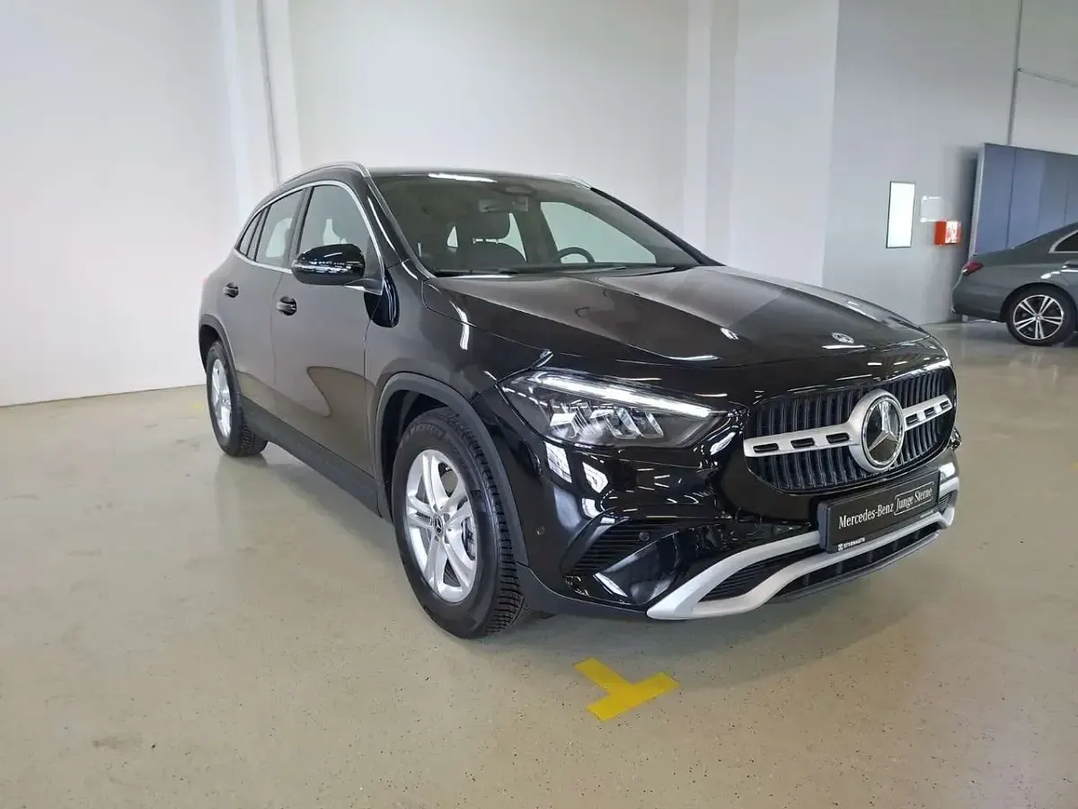 Gebraucht Mercedes GLA200 163 PS (119 kW) 2024 Unilack nachtschwarz SUV