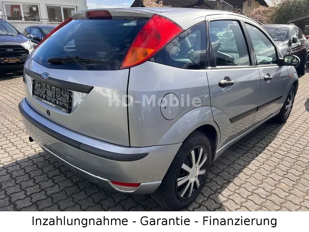 Używany Ford Focus 101 KM (74 kW) 2004 Szary Sedan/Limuzyna