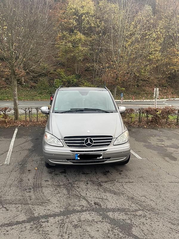 Grau Gebraucht 2010 Mercedes Viano Van / Kleinbus | 11.000 € (Fairer Preis) - Bild 1/4