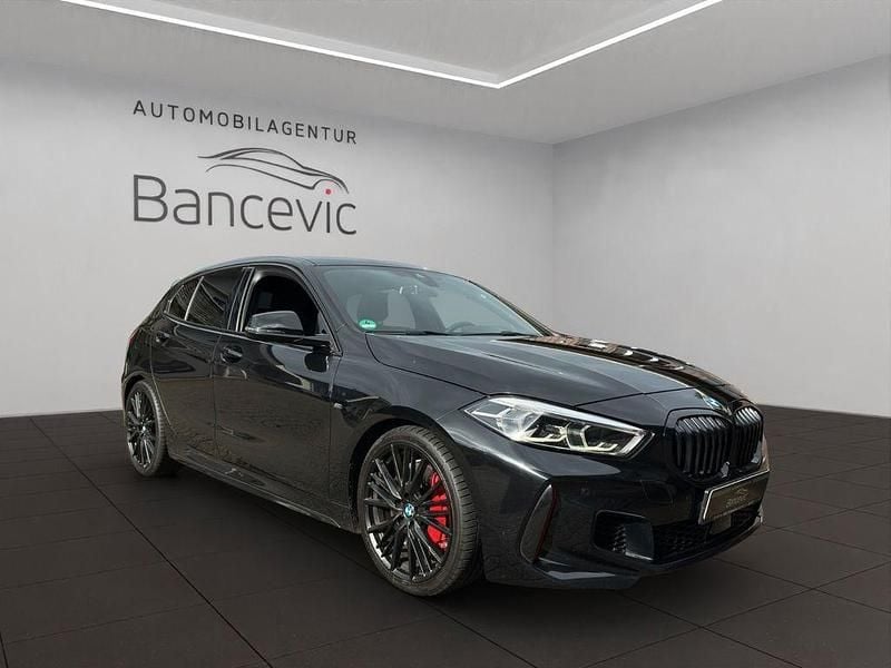 Saphirschwarz (metallic) Gebraucht 2021 BMW 128 M Sport Limousine | 28.750 € (Fairer Preis) - Bild 1/4