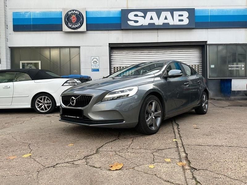 Gebraucht Volvo V40 Momentum 152 PS (111 kW) 2018 Grau Limousine
