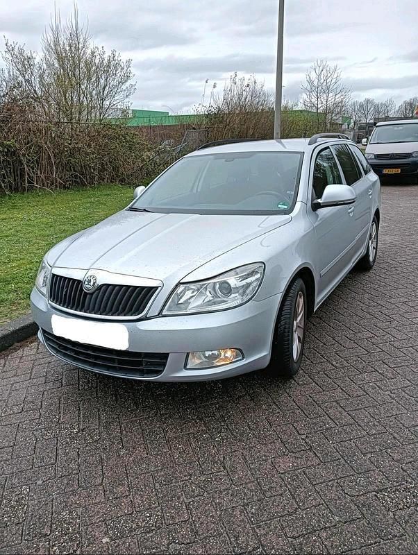 Silber Gebraucht 2011 Skoda Octavia Kombi | 5.800 € (Superpreis) - Bild 1/4
