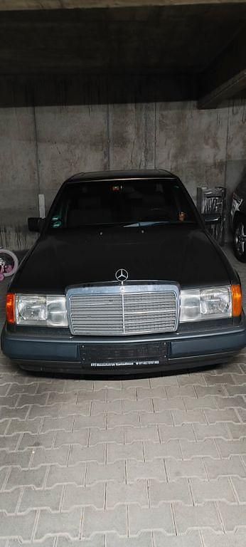 Schwarz Gebraucht 1991 Mercedes E200 Limousine | 4.100 € - Bild 1/4