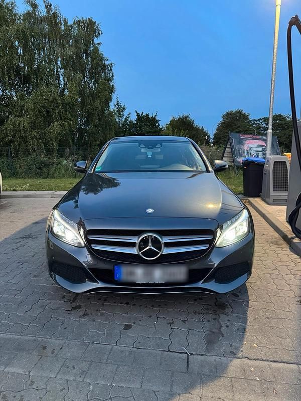 Grau Gebraucht 2017 Mercedes C200 AMG Limousine | 18.250 € - Bild 1/4