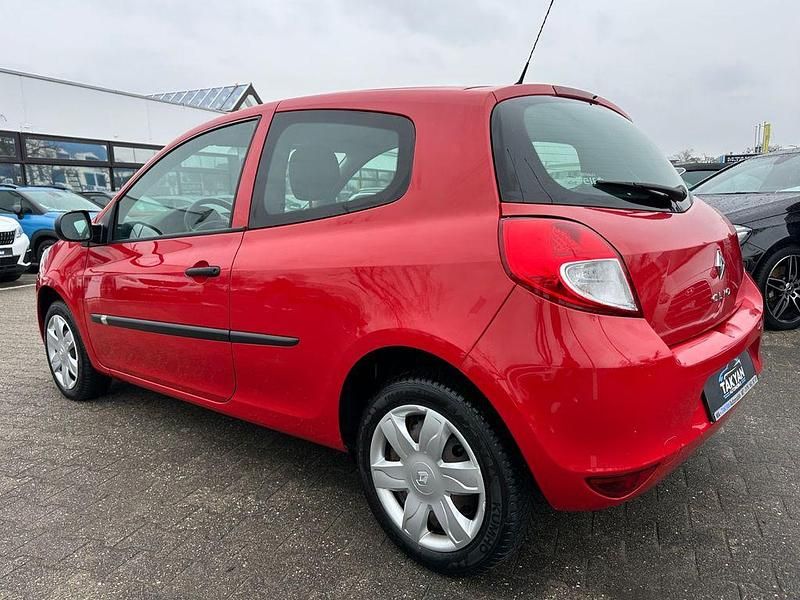 Gebraucht Renault Clio III Expression 75 PS (55 kW) 2010 Rot Kleinwagen