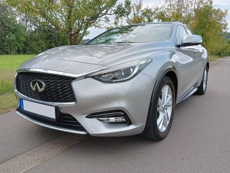 Silber Gebraucht 2016 Infiniti Q30 Kleinwagen | 15.400 € (Teuer) - Bild 1/4