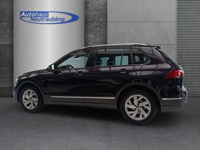 Gebraucht VW Tiguan Active 150 PS (110 kW) 2022 (schwarz) deep black perleffekt SUV