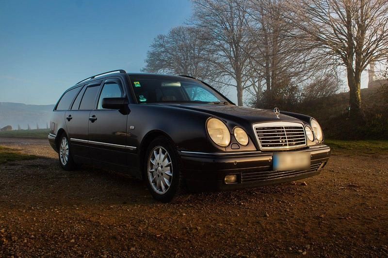 Gebraucht Mercedes E240 Avantgarde 170 PS (125 kW) 1998 Violet Kombi